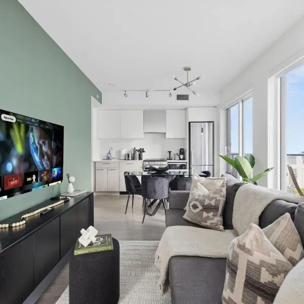 Modern Downtown Retreat 3BR Condo with Patio, hotel en Toronto