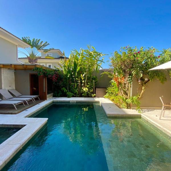 Casa com piscina, cine, churrasqueira 80m da praia