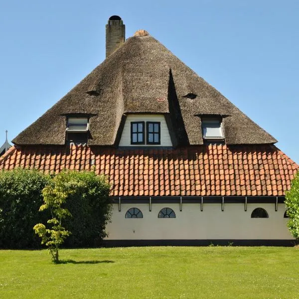 Lovely Holiday Home in Texel near Sea, hotel in Oost