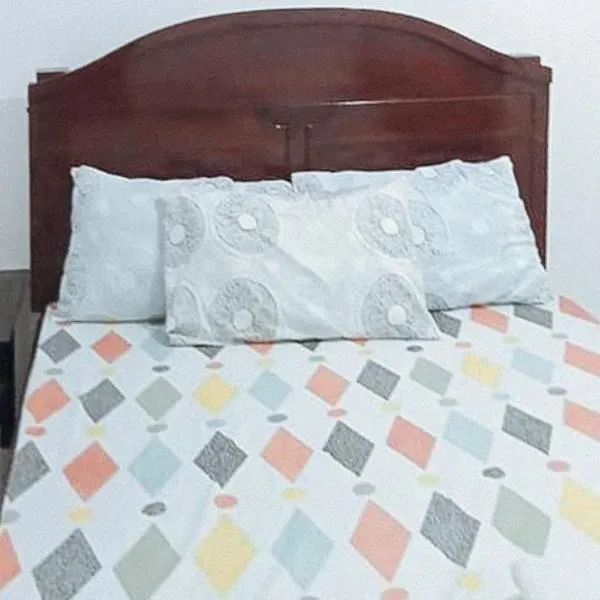 RedDoorz at Rachael Pension House, hotel in Santander