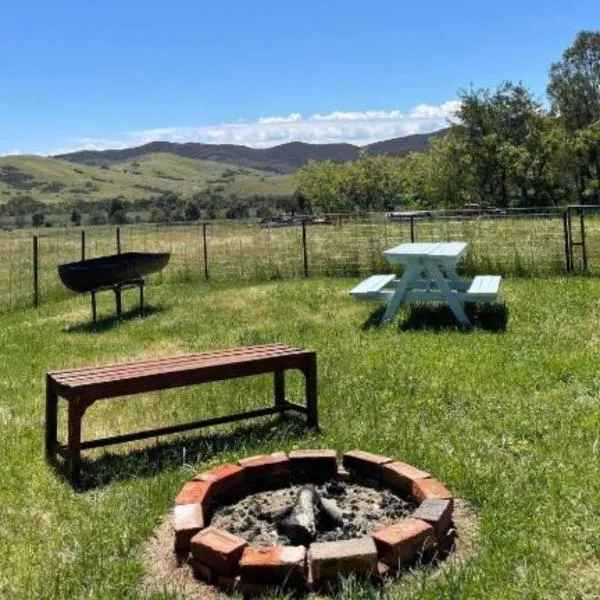 Cottage on Yass River Farm - Pet & Horse Friendly - Ideal Road-Trip Stopover, hotel v destinaci Murrumbateman