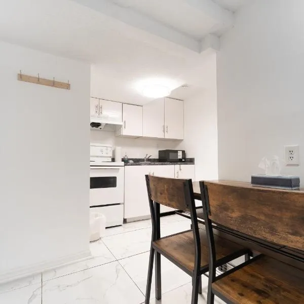 Cozy Private 2 bedroom apartment, free Wifi, free parking in heart of Toronto, surrounded by nature, ξενοδοχείο στο Τορόντο
