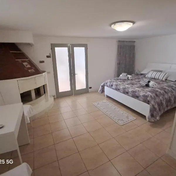 Catini Appartamenti 1967, отель в Чивитавеккье