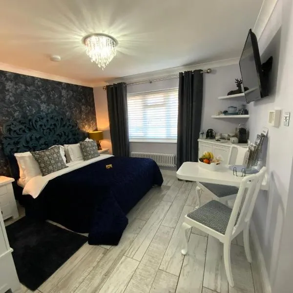 THE KNIGHTWOOD OAK a Luxury King Size Bed -En-Suite Space - LYMINGTON NEW FOREST with Private Entrance - Key Box entry-Free Parking & Private Outdoor Seating Area -Full Fibre WiFi -Town ,Shops , Pubs & Solent Way Walking Distance & Complimentary Breakfast, ξενοδοχείο σε Lymington
