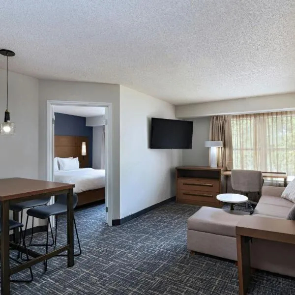 Residence Inn by Marriott Houston The Woodlands/Lake Front Circle, ξενοδοχείο σε The Woodlands