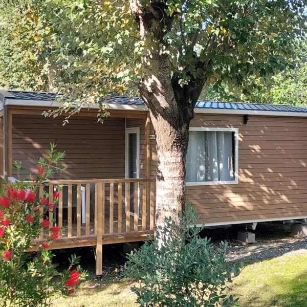 Mobile Home in Sarazena in einem Ferienpark, hotel v destinácii Sarzana