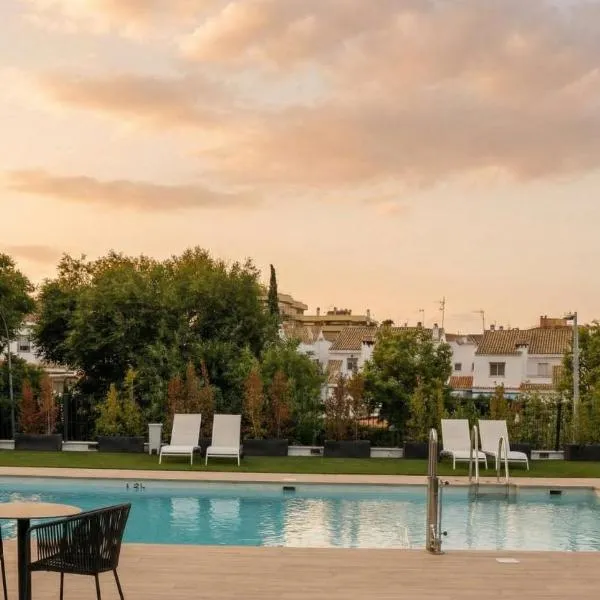 NEW! Luxury 3BR apartment with POOL & FREE parking, hotel v destinaci Tomares