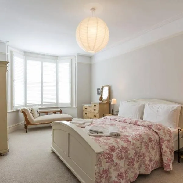 Spacious Seafront 3 Bed, 3 Bath Apartment Step Free Layout Free Parking, Hotel in Deal
