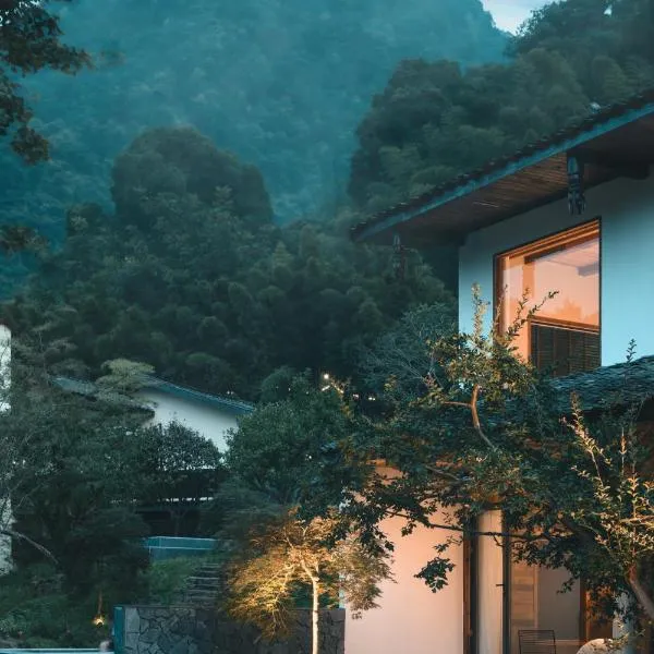 YunXi ChanYi Forest Soup Spring Resort Hotel ,Provides pick-up service and tea leaves,Drink Chinese wild tea leaves, hotel en Emeishan