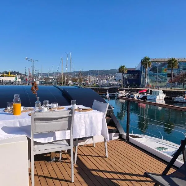 Barco Different Charter - Experiencia Única en el Puerto Deportivo de Vigo, Hotel in Vigo