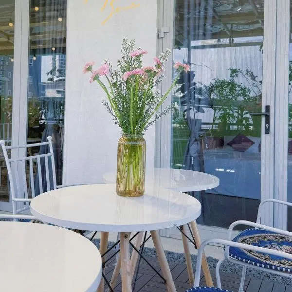 Cozy 2BR Retreat with Outdoor Living & Garden – hotel w mieście Da Nang