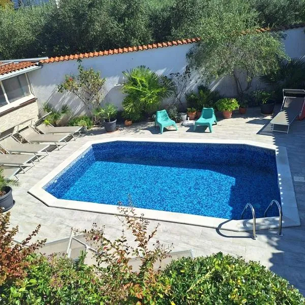 Apartment with private pool and arbor, отель в Малинске