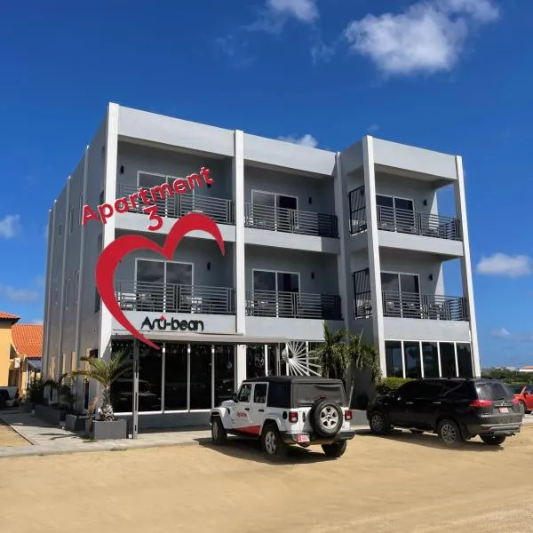 Luxury 2-BR Apartment nr 3, hotel in Eagle Beach