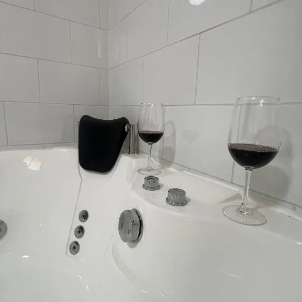 Suite Privada con Jacuzzi, Centro de Curicó, Ideal Parejas, hotel i Curicó