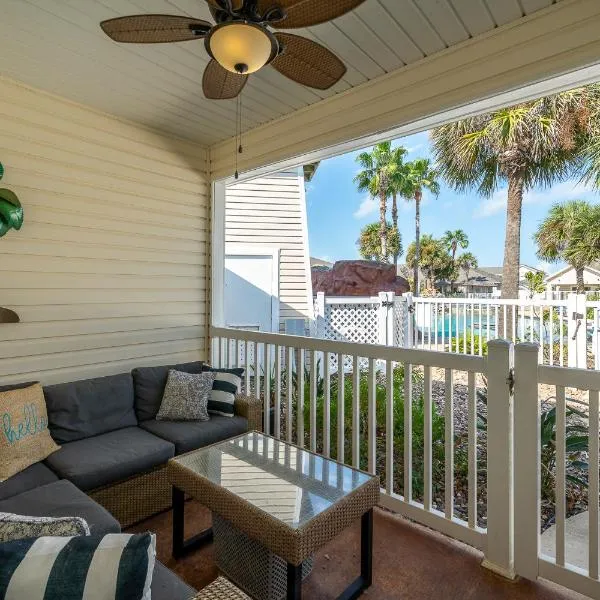 Sunny Townhome with Pool Access about 1 Mi to Beach, hotel v destinaci Padre Island