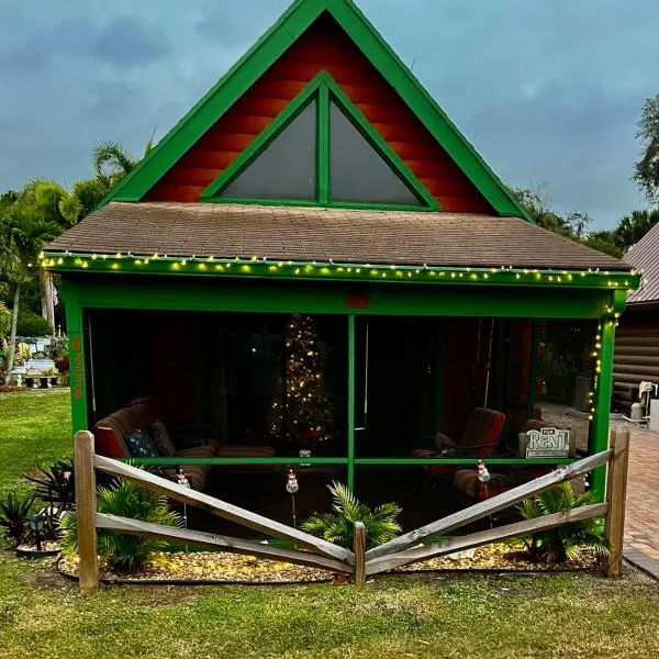 Gingerbread Cozy Log Cabin with Beautiful Sunsets, ξενοδοχείο σε Okeechobee