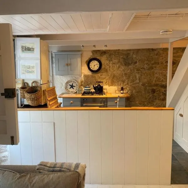 SEA-AH-NA SIDE COTTAGE - Steps from the Beach Grade II Listed Refurbished Romantic Getaway, hôtel à St Ives