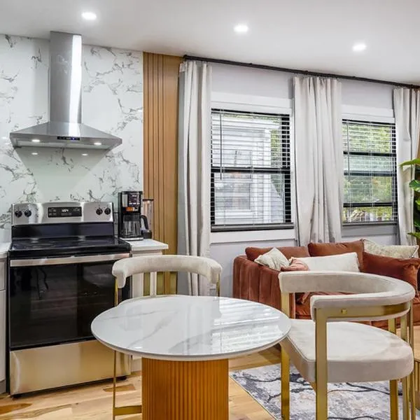 Velvet Vue Suite Near JFK, UBS Arena, & 30mins from City, ξενοδοχείο σε Bellerose Terrace