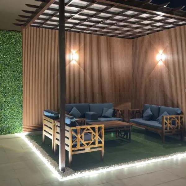 Luxury apartment with outdoor seating, separate entrance and self check-in شقة فاخرة مع جلسة خارجية ومدخل مستقل وتسجيل وصول ذاتي ومدخل سيارة خاص, hotel em Khamis Mushayt
