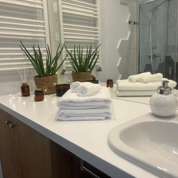 Apartament Niebieski Centrum Sarbinowo w budynku z restauracją, BASEN ZEWNĘTRZNY, PARKING W CENIE, hotel a Sarbinowo