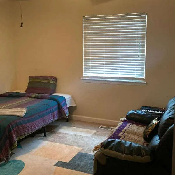 Cozy, private room near Virginia Beach town center, hotel in Virginia Beach