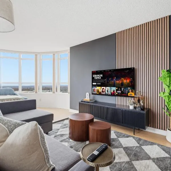 Stylish 2br High-Rise - Sleeps 7 - YYZ, khách sạn ở Mississauga