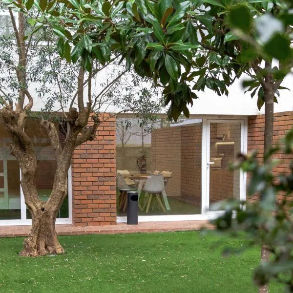 Magnolia - Exclusive Garden Apartment, hotel in Porto