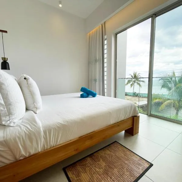 Ocean Point Beachfront 3-Bedroom Suites by LOV Mauritius, hotel v mestu Pointe aux Piments