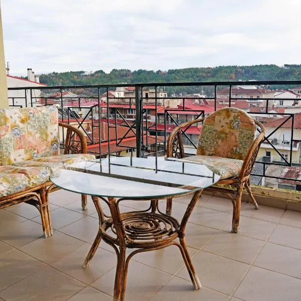 Central Grevena Retreat with Mountain Views, hotel en Grevená