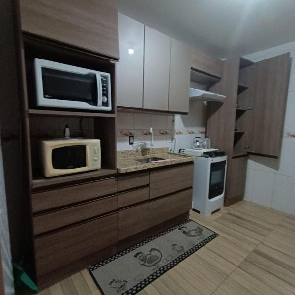 Casa próxima da praia acomoda até quatro pessoas