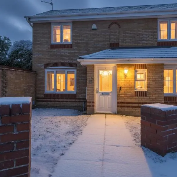 Modern & comfy 4 bedrooms Corby house free parking، فندق في Great Oakley