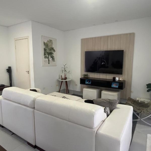 Casa com piscina a uma quadra da praia