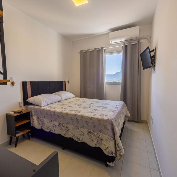 Apto com Ar e 2 Dorm na Vila Mirim perto da Praia - Foto 2