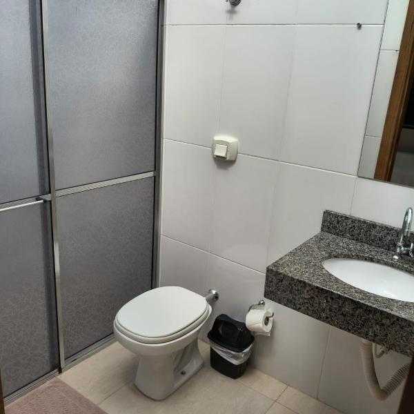 suíte para 3 pessoas com ar,tv e frigobar garagem para veículo de pequeno porte - Foto 5