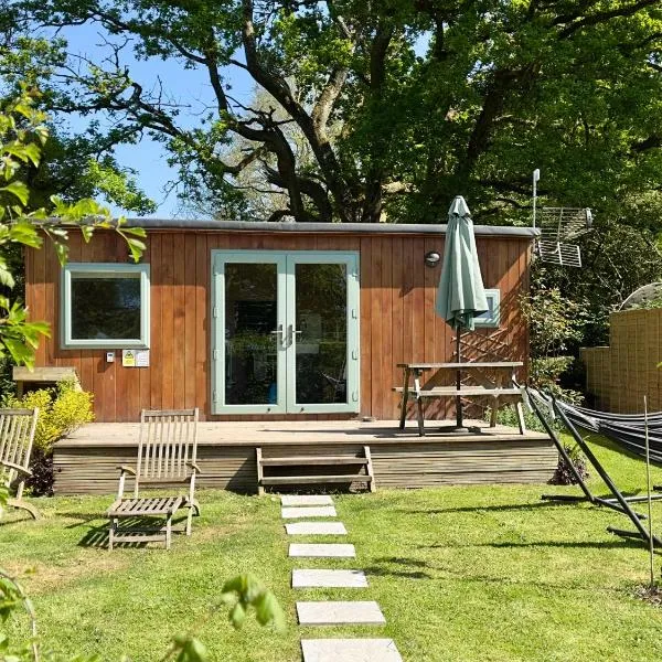 The Hideaway at Hidden Wood Glamping, hotel in Corsley