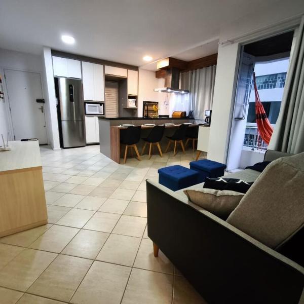 Apartamento 700m da praia, com kit praia, estacionamento e ar condicionado