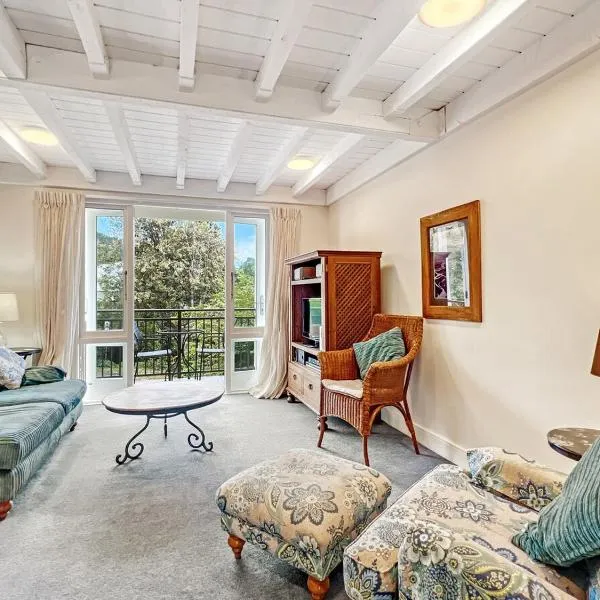 Peaceful 2-Bedroom Retreat with Harbour Outlook, khách sạn ở Akaroa