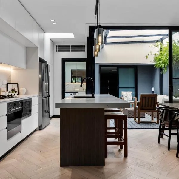 Spacious Family-Friendly 5-BR Home W Terrace, hotel di Sydney