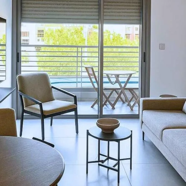 דירת נופש מעוצבת עם מרפסת במיקום שקט, hotelli kohteessa Eilat