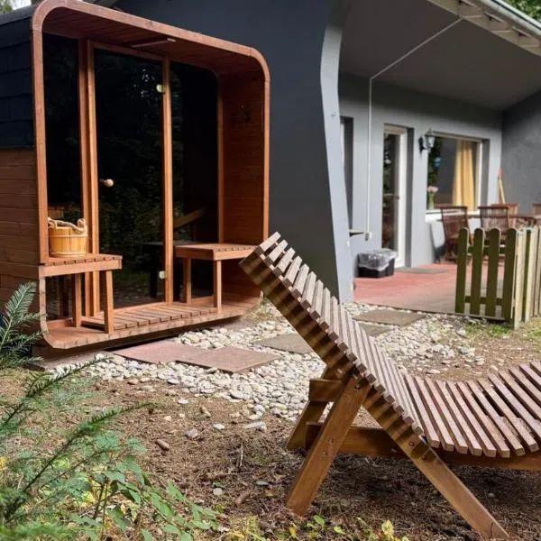 Ferienhaus mit Privatsauna، فندق في Lage