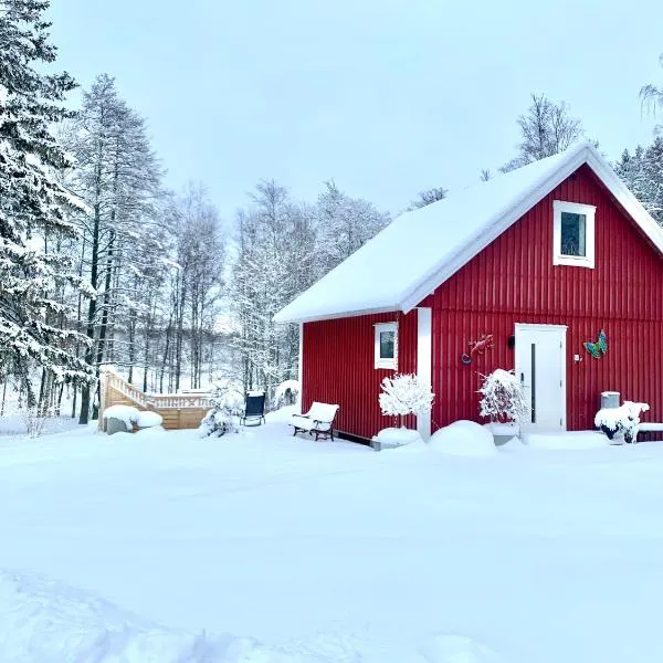 The Blomsholm Cabin - Recharge Your Electric Car, hotel in Strömstad
