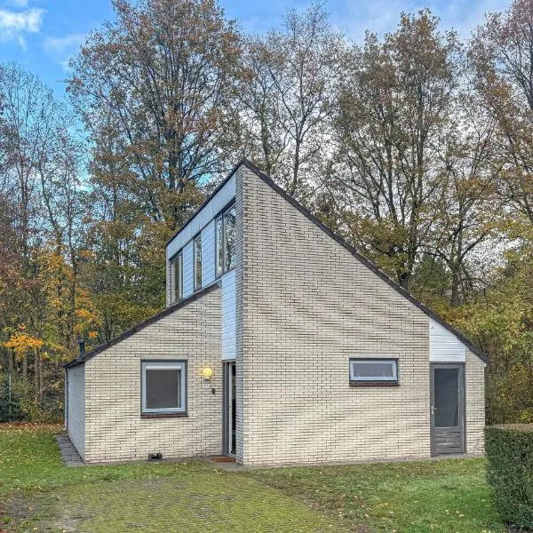 3 Bedroom Nice Home In Hoeven, hotel in Hoeven