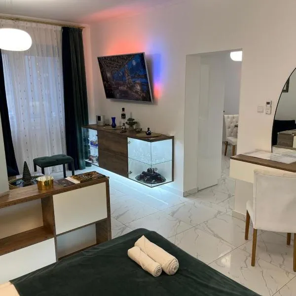 La Luna Premium Deluxe Apartment with Pool & Jacuzzi, Bikes and Covered Parking, hotel in Našice