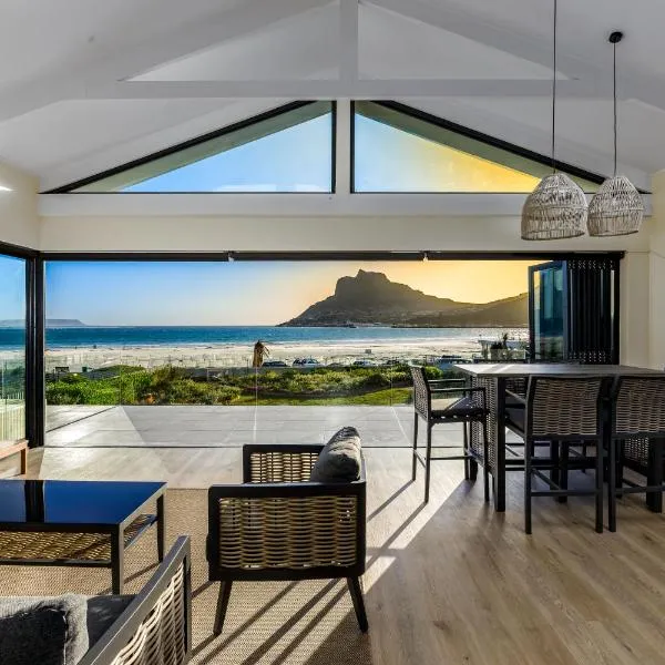 3 Bed On The Beach with Ocean Views from 2 Balconies, hôtel à Hout Bay