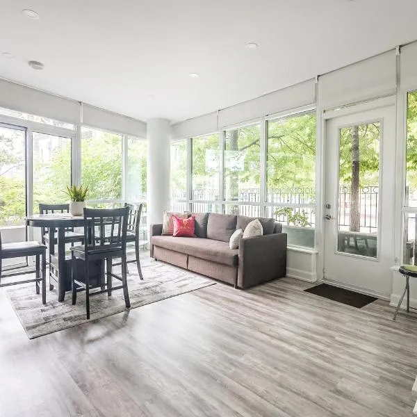 Private Entrance 2 Bedroom Condo Downtown Toronto: Toronto'da bir otel