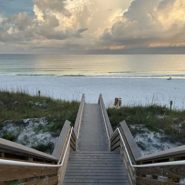 Coastal Escape Beatiful Ground Floor Prime Location Close to Beach: Destin şehrinde bir otel
