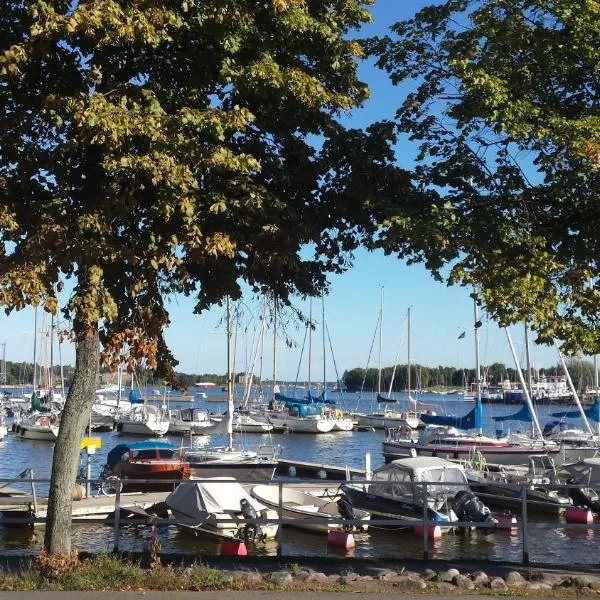 Seaside Downtown Apartment with private parking, hotel a Helsinki