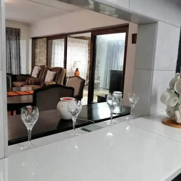 83 Ocean View، فندق في بورت شيبستون