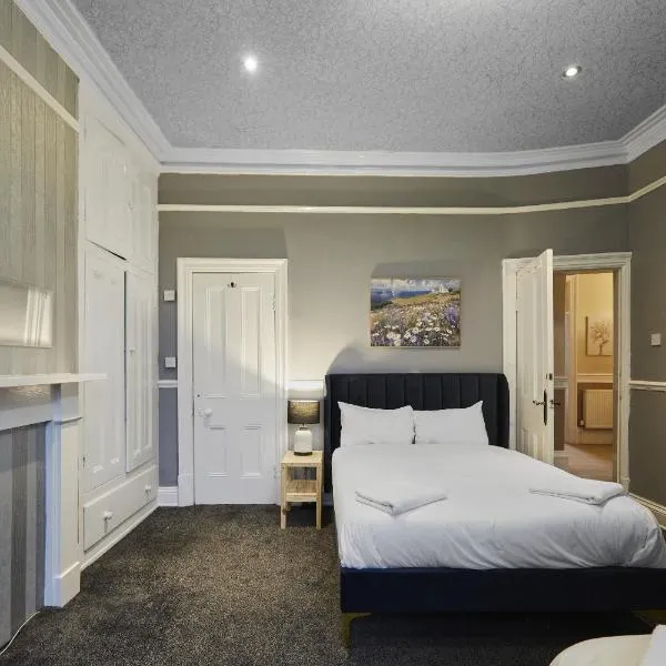 Hayy Contractor House 5 Bedroom Huddersfield Sleeps 18, khách sạn ở Huddersfield