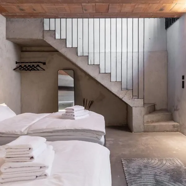 Concrete Loft Duplex -40sqm- near Antonplatz, hótel í Berlín